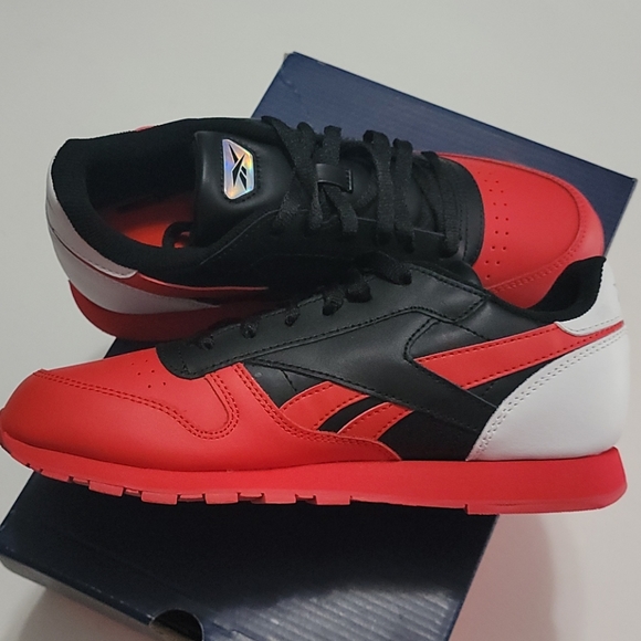 Reebok Other - 🖤❤REEBOK Classic Sneakers❤🖤